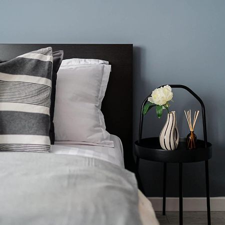 Chic Black & White 2Br Retreat On Dambovitei Boekarest Buitenkant foto