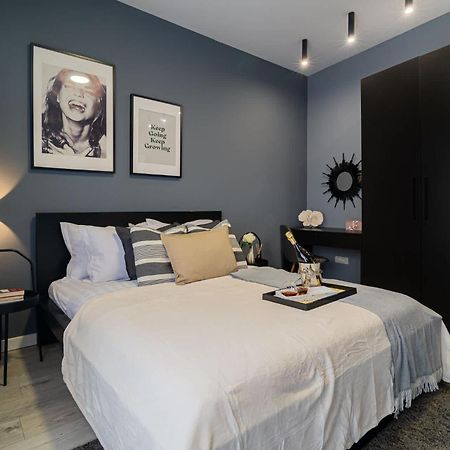 Chic Black & White 2Br Retreat On Dambovitei Boekarest Buitenkant foto