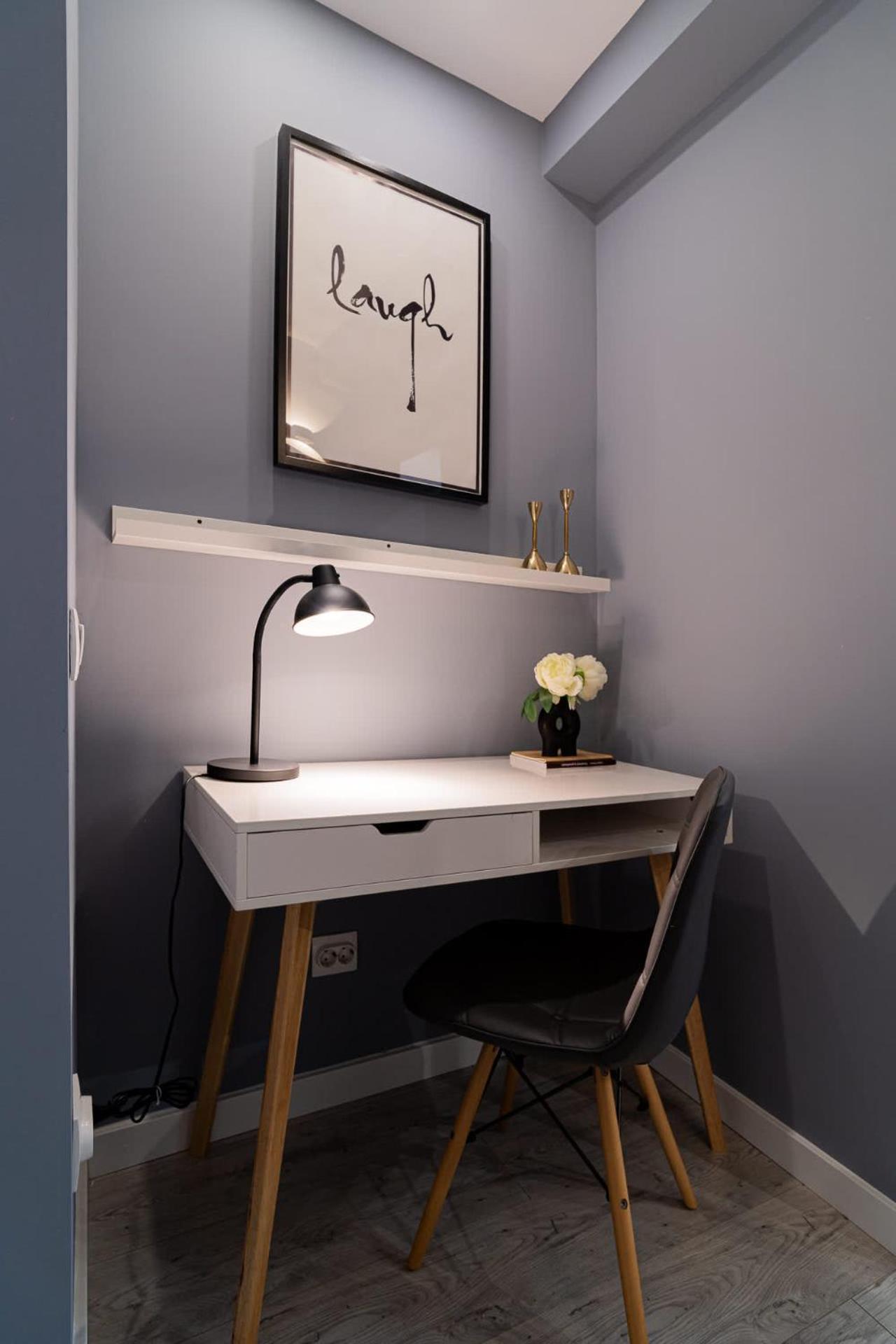Chic Black & White 2Br Retreat On Dambovitei Boekarest Buitenkant foto