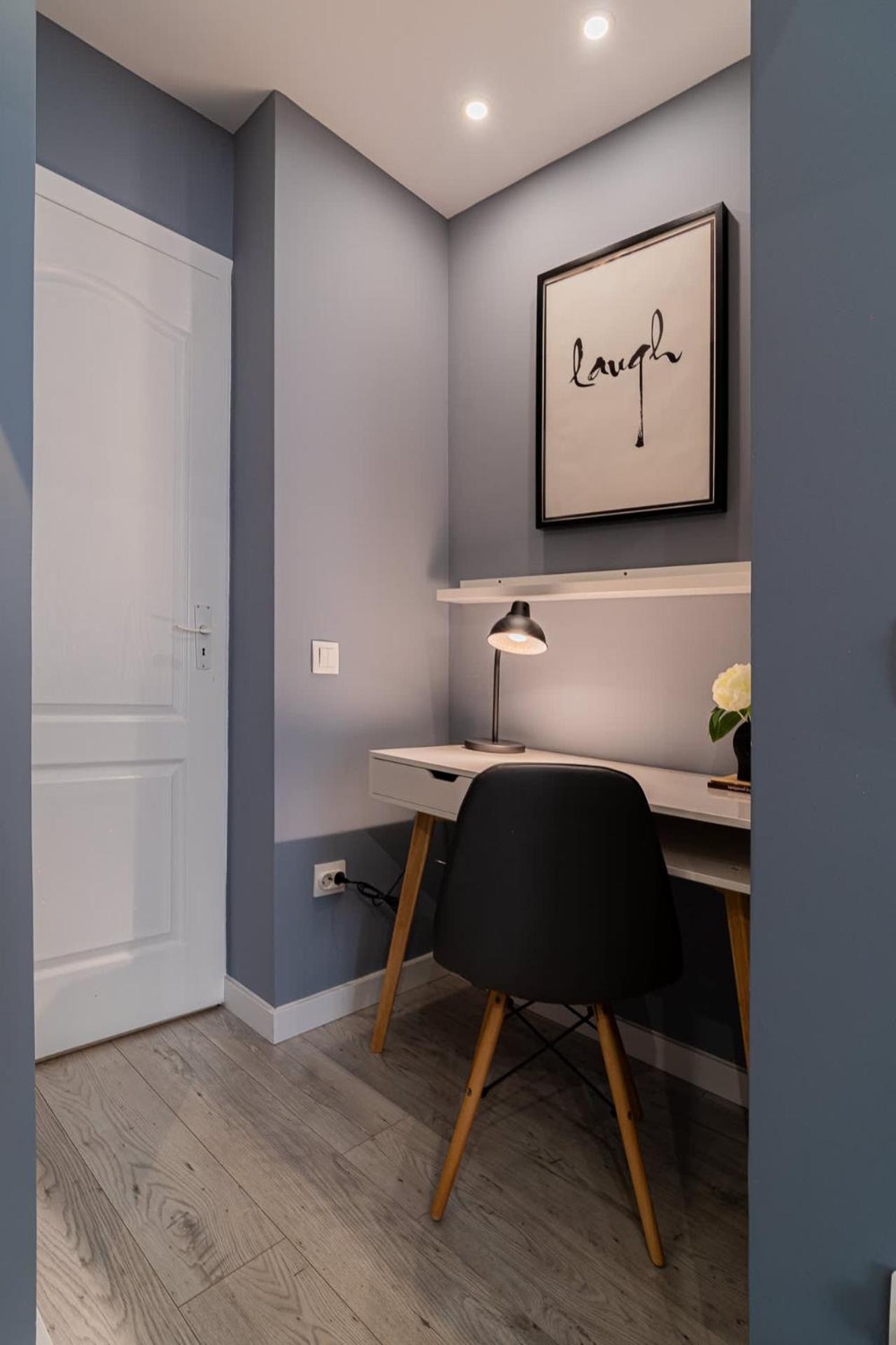 Chic Black & White 2Br Retreat On Dambovitei Boekarest Buitenkant foto