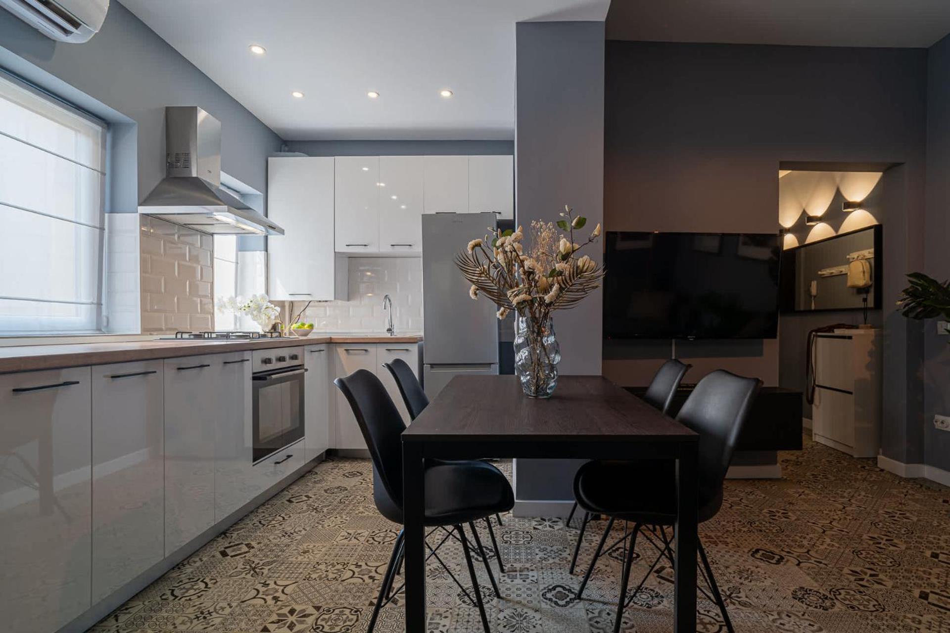 Chic Black & White 2Br Retreat On Dambovitei Boekarest Buitenkant foto