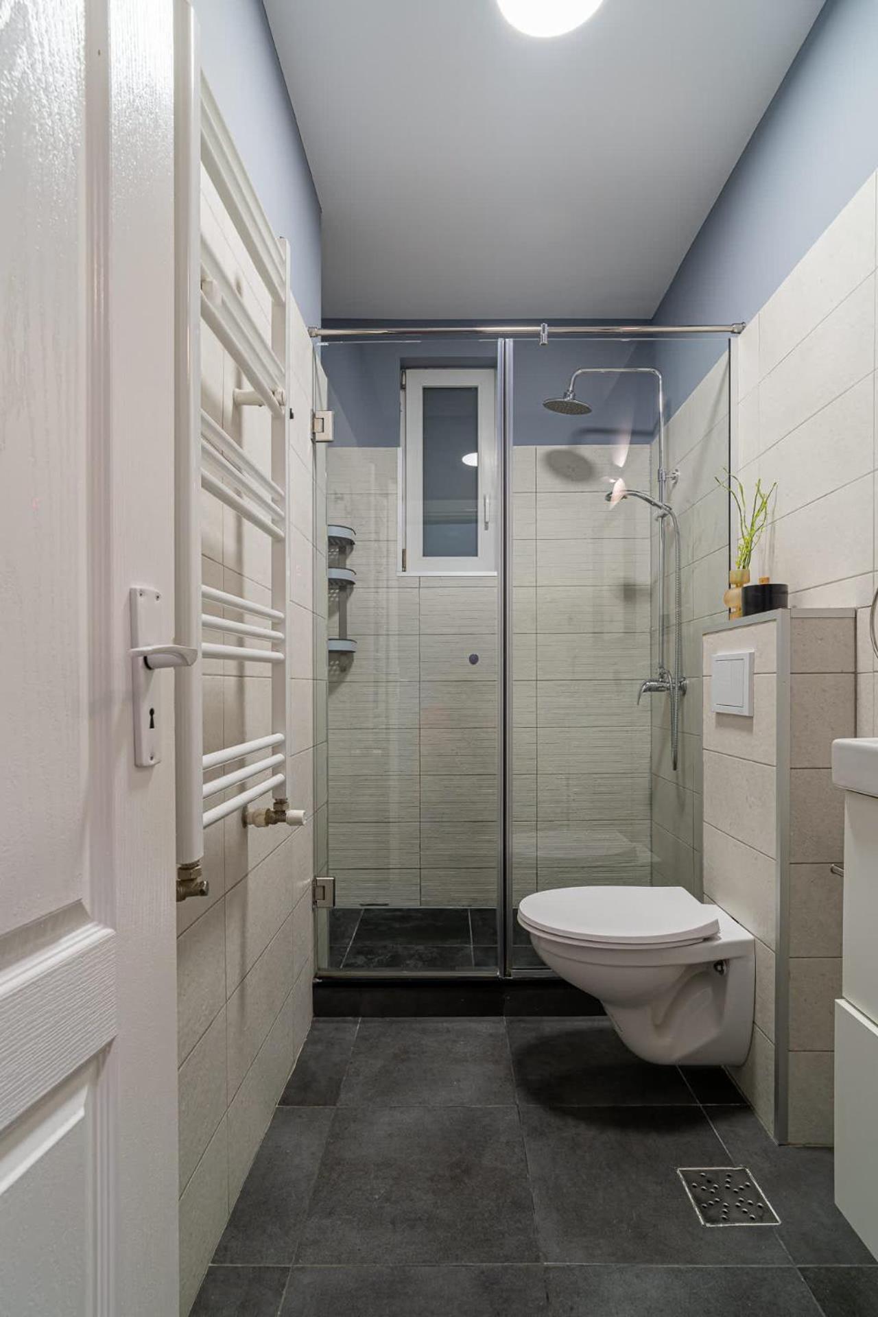 Chic Black & White 2Br Retreat On Dambovitei Boekarest Buitenkant foto