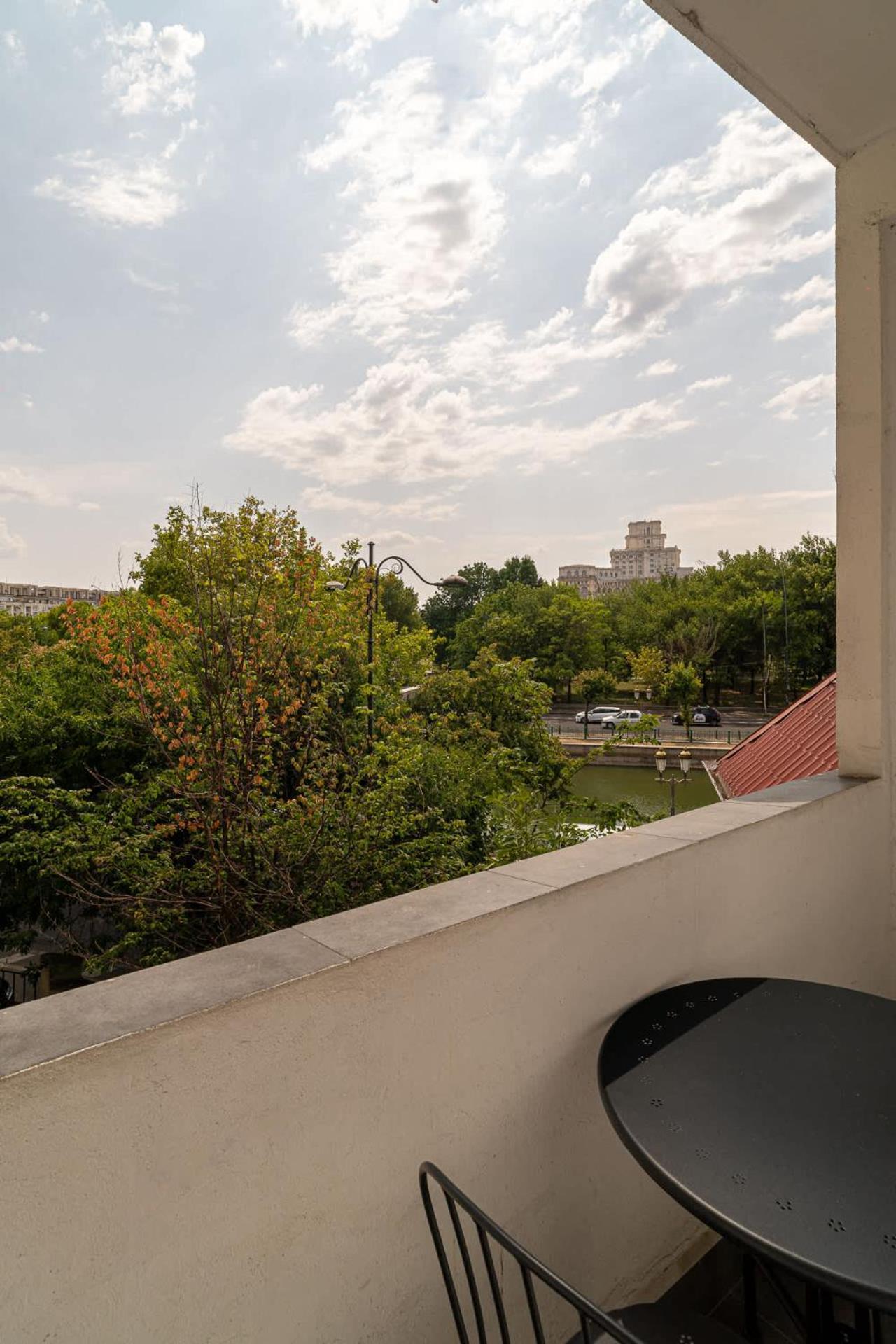 Chic Black & White 2Br Retreat On Dambovitei Boekarest Buitenkant foto