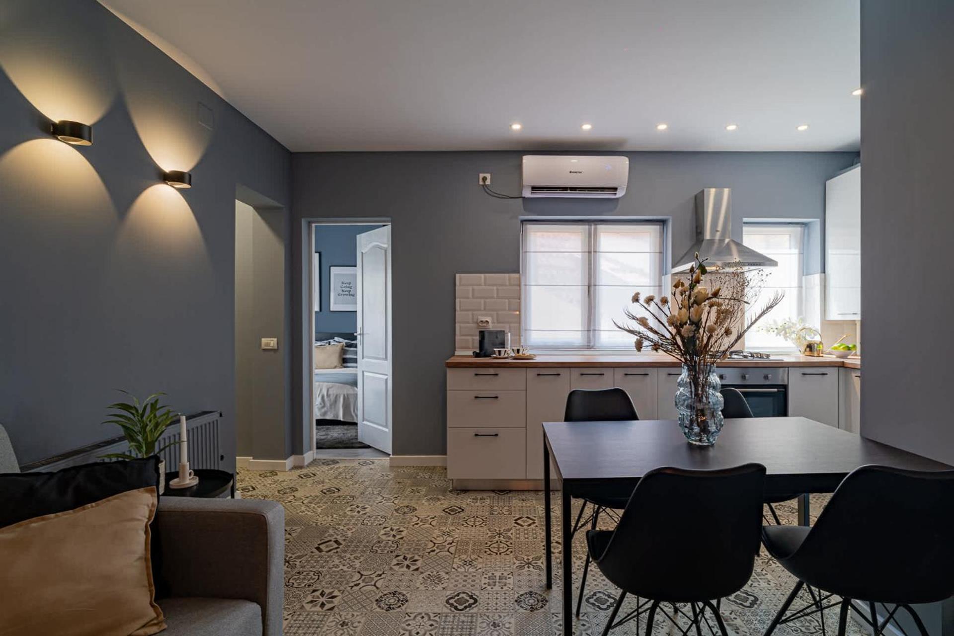 Chic Black & White 2Br Retreat On Dambovitei Boekarest Buitenkant foto